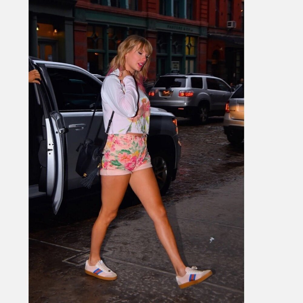 NWOT Urban Outfitters BDG Denim High-Rise Mom Short in Floral denim. So 🥰 cute